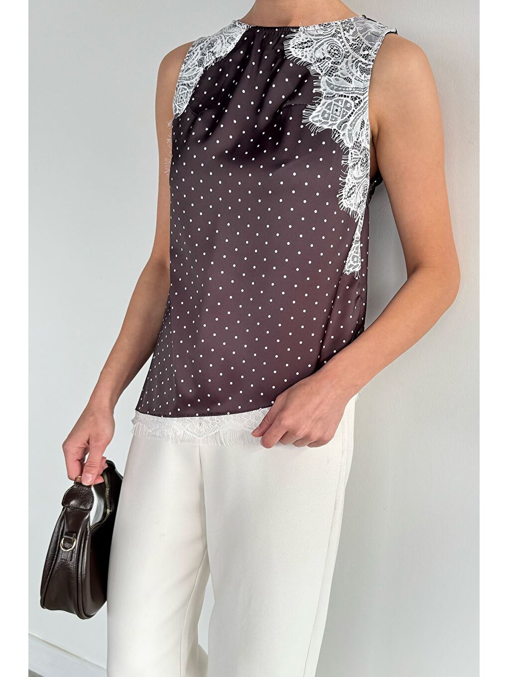 Kahverengi Kadın Dantel Detaylı Puantiyeli Sıfır Kol Saten Bluz-2