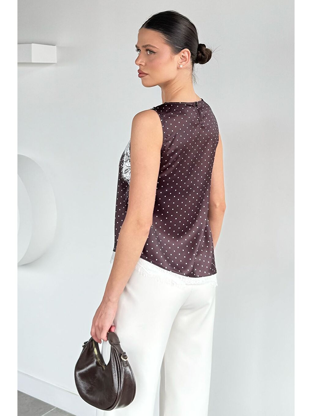 Kahverengi Kadın Dantel Detaylı Puantiyeli Sıfır Kol Saten Bluz-3