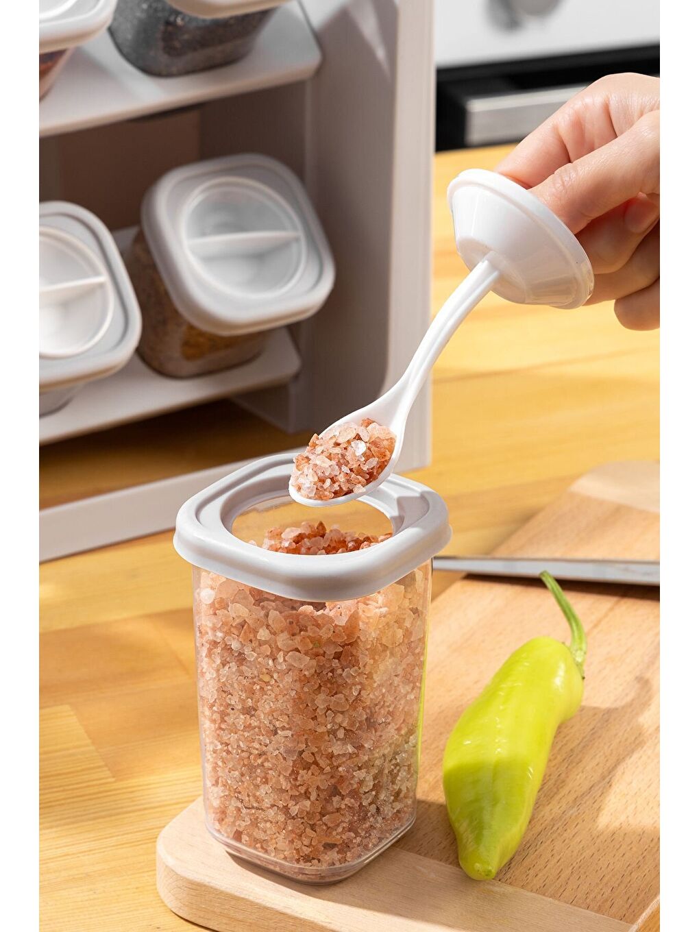 Bej 8'li Standlı, Kilitlenebilir Kapaklı Hava Almaz Baharatlık Seti-2