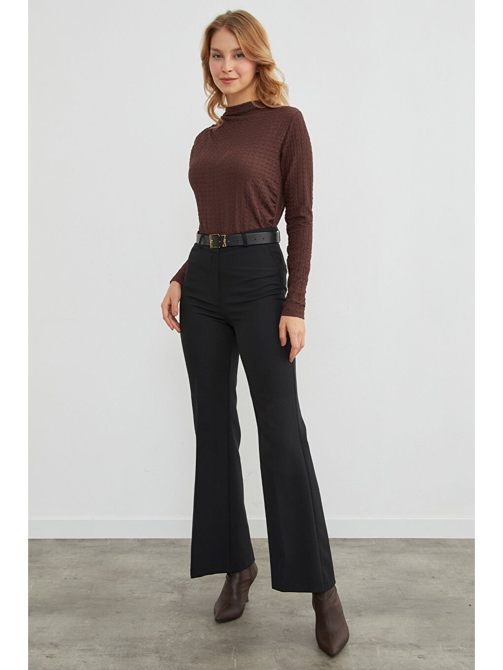 Kahverengi Gofre Kumaş Dik Yaka Drapeli Bluz-1