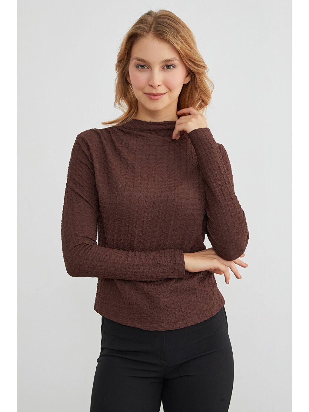 Kahverengi Gofre Kumaş Dik Yaka Drapeli Bluz-2