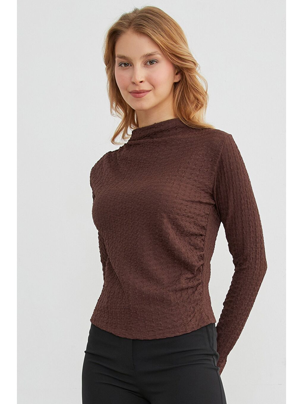 Kahverengi Gofre Kumaş Dik Yaka Drapeli Bluz-3