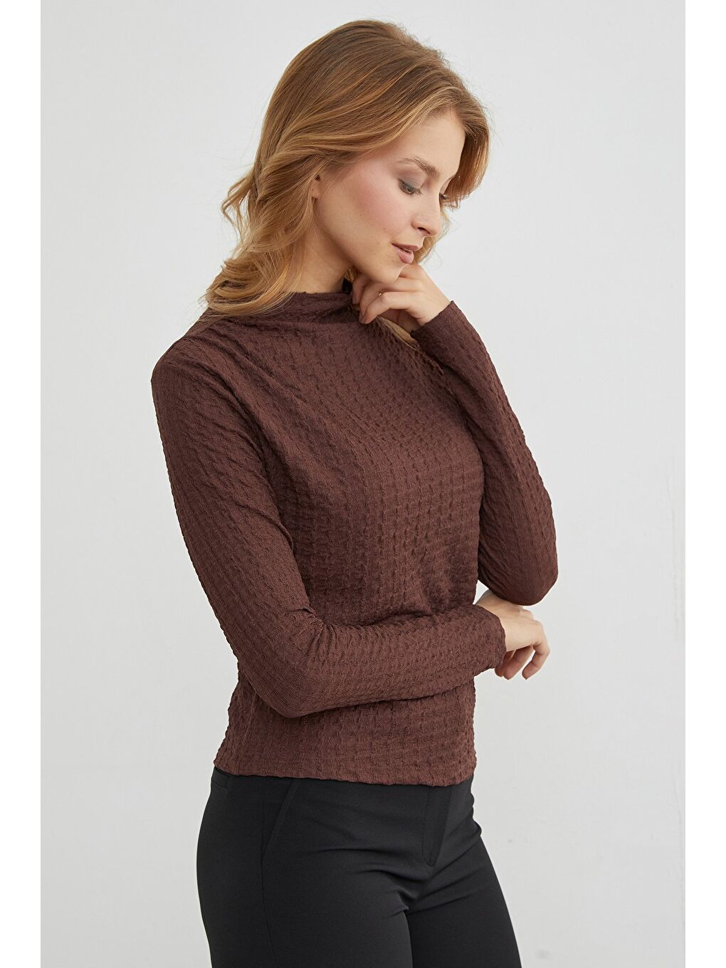 Kahverengi Gofre Kumaş Dik Yaka Drapeli Bluz-4