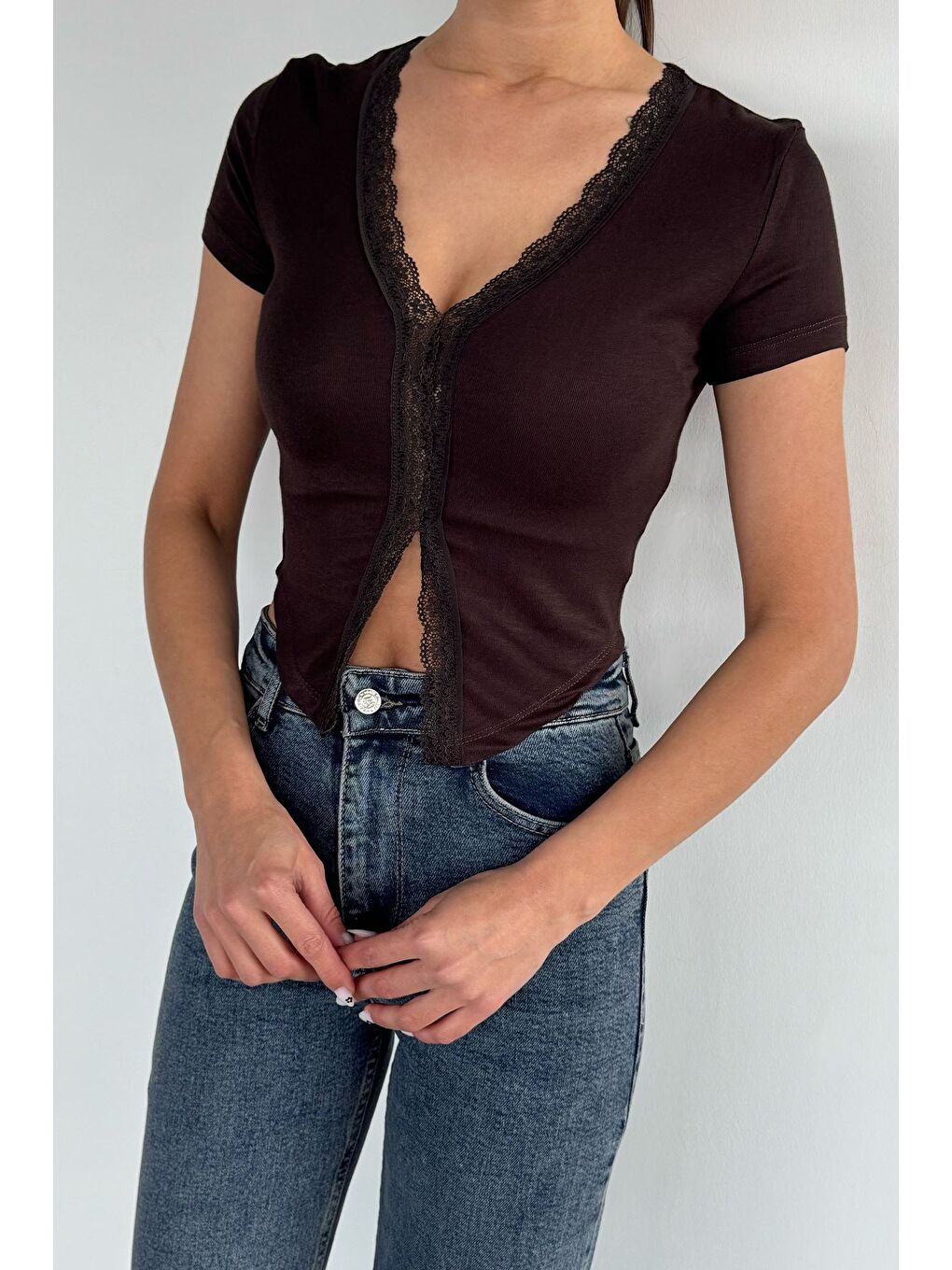 Kahverengi Kadın V Yaka Dantel Detaylı Elastanlı Bluz-1