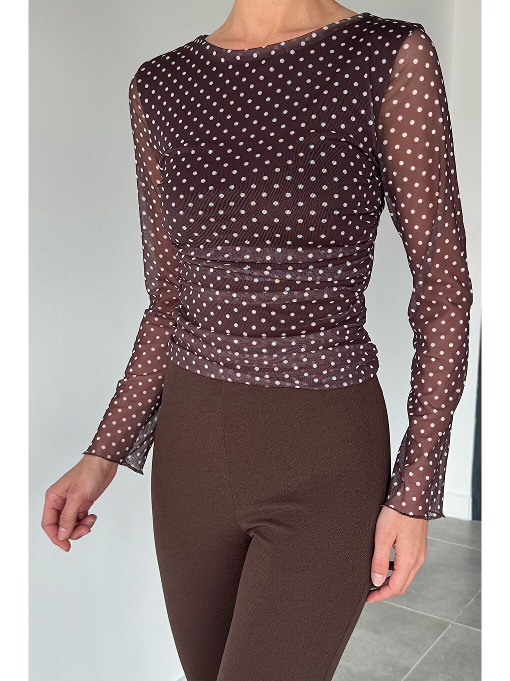 Kahverengi Kadın Bel Büzgülü Puantiyeli Bluz-1
