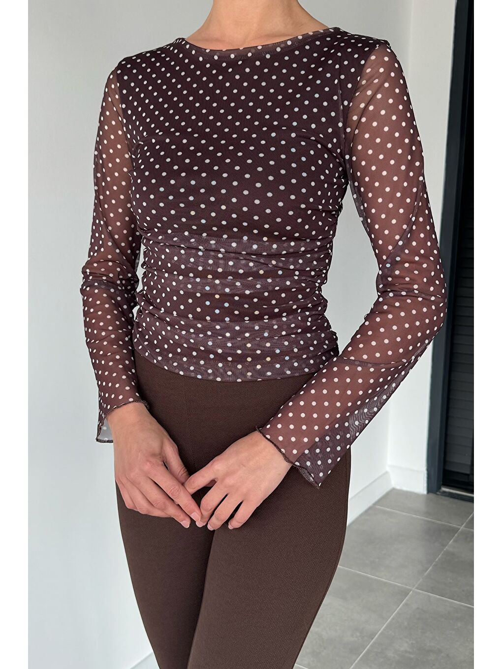 Kahverengi Kadın Bel Büzgülü Puantiyeli Bluz-2