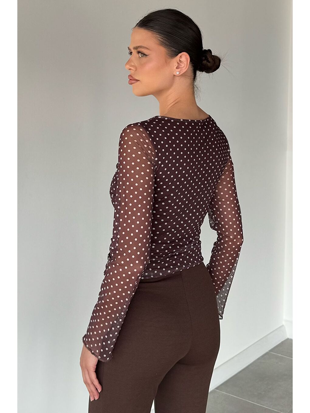 Kahverengi Kadın Bel Büzgülü Puantiyeli Bluz-3