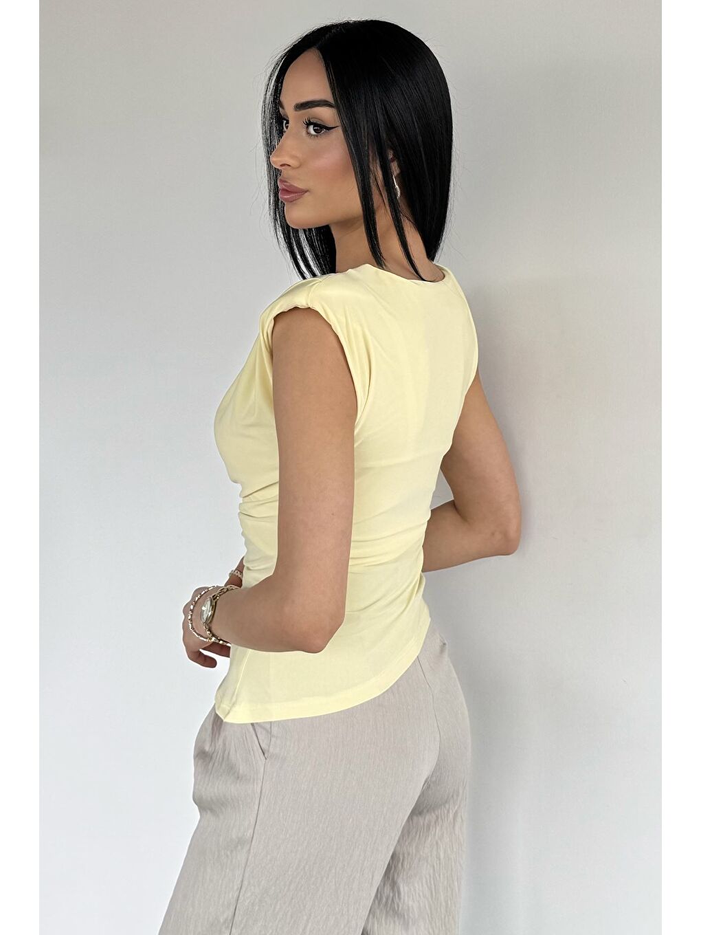 Sarı Kadın Vatkalı Sıfır Kol Bluz-3