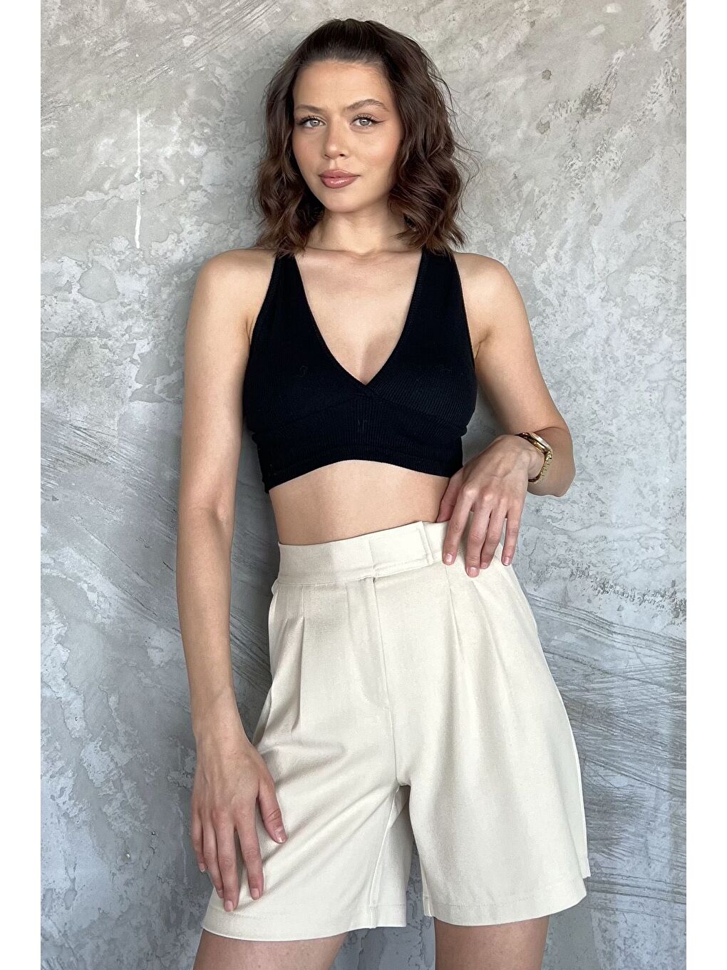 Bej Kadın Bel Lastikli Pileli Yüksek Bel Cırtlı Şort