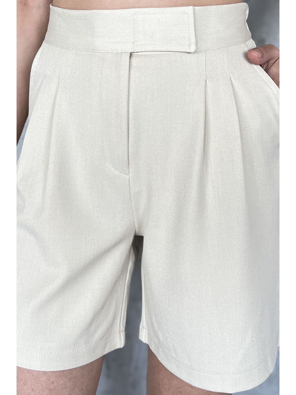 Bej Kadın Bel Lastikli Pileli Yüksek Bel Cırtlı Şort-3