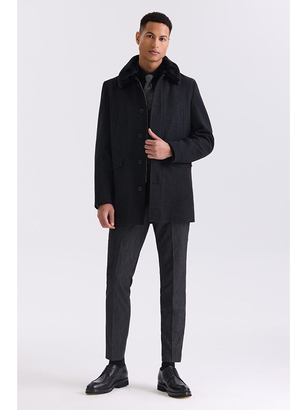 Siyah Regular Fit Çıkarılabilir Kürklü Yaka Desenli Yünlü Kaban-1