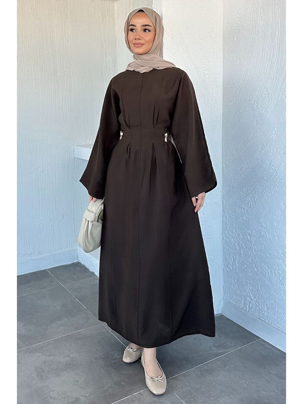 Kahverengi Gold Toka Detaylı Bel Kuşaklı Pileli Tesettür Elbise