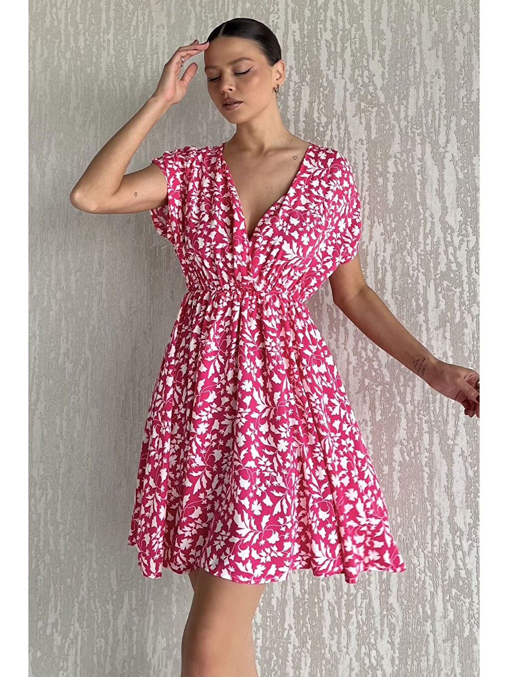 Pembe Bel Lastikli Kruvaze Yaka Desenli Kadın Mini Elbise