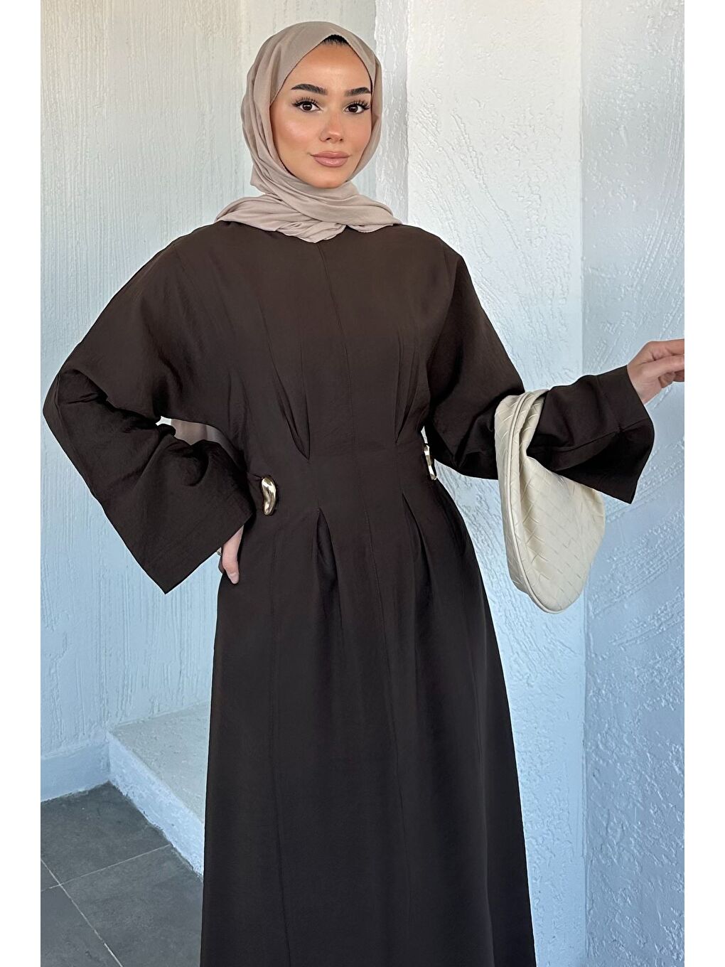 Kahverengi Gold Toka Detaylı Bel Kuşaklı Pileli Tesettür Elbise-2