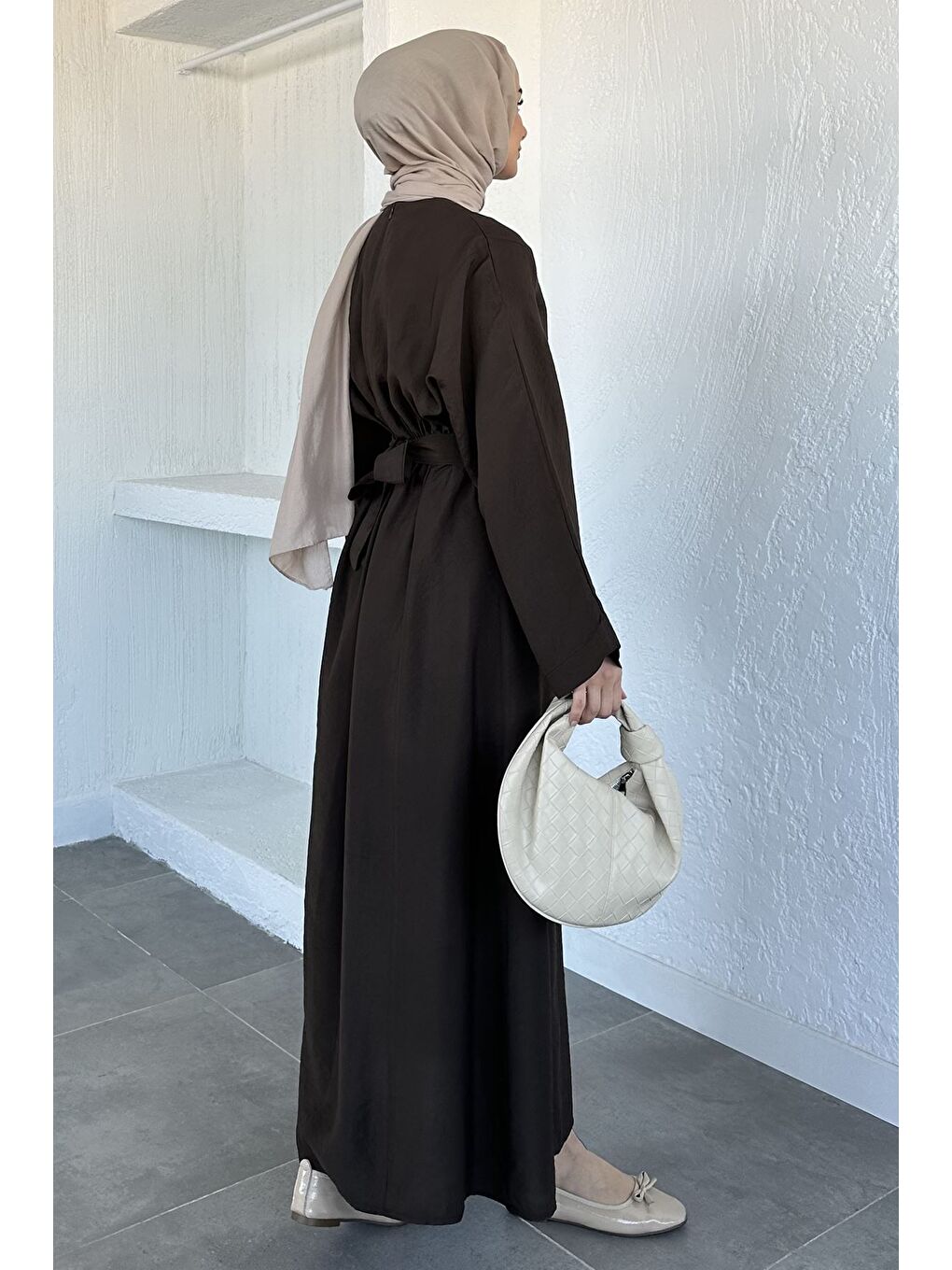 Kahverengi Gold Toka Detaylı Bel Kuşaklı Pileli Tesettür Elbise-4