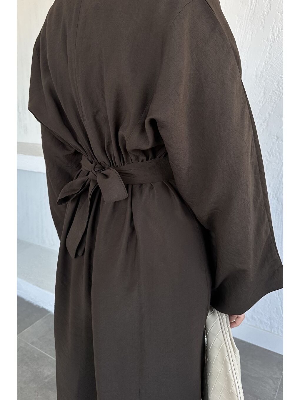 Kahverengi Gold Toka Detaylı Bel Kuşaklı Pileli Tesettür Elbise-7