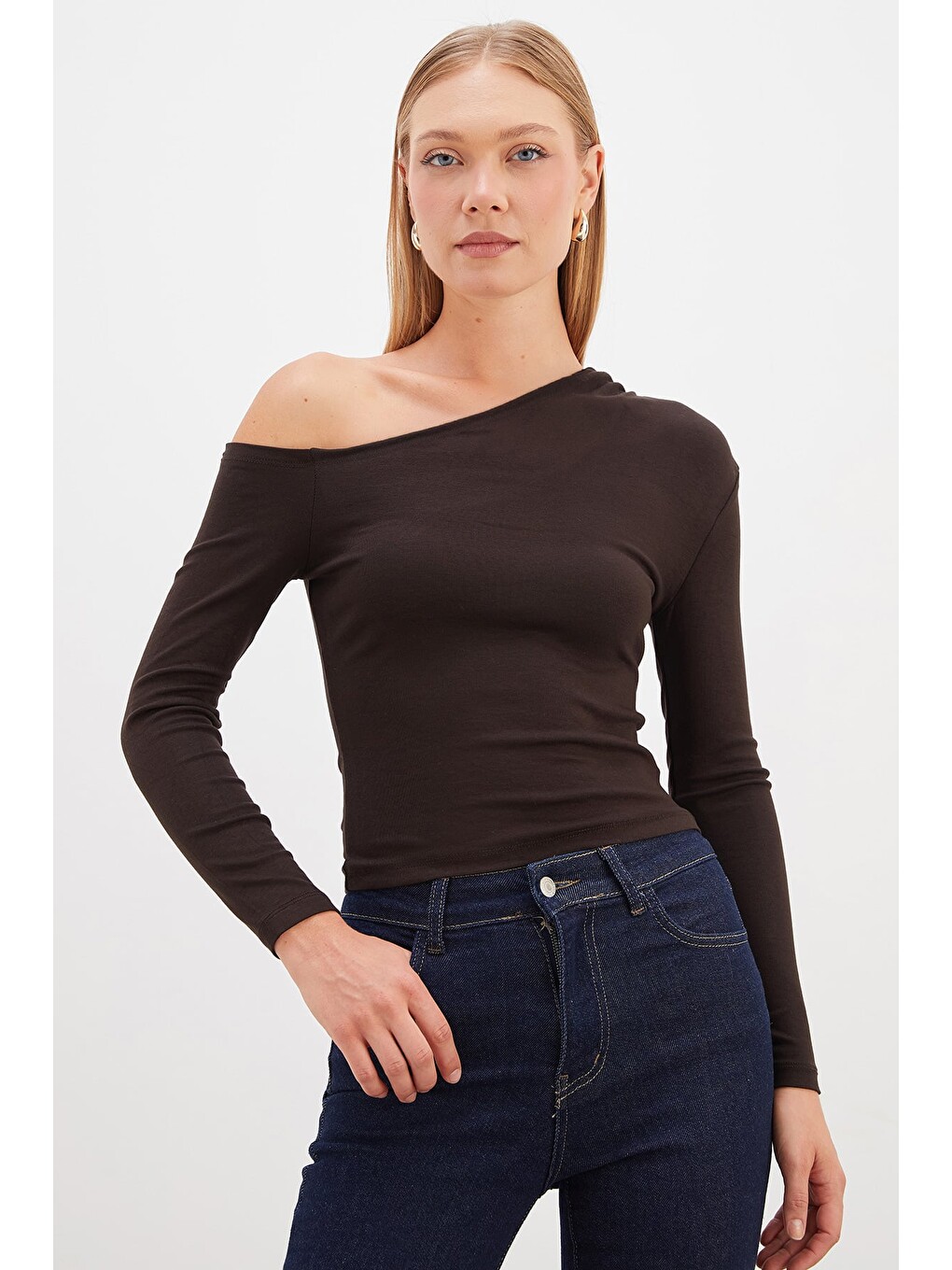 Kahverengi Asimetrik Yaka Omzu Açık Slim Fit Bluz