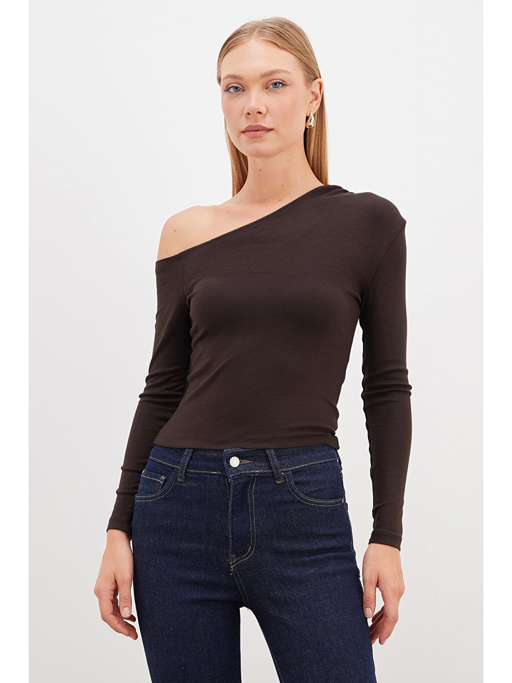 Kahverengi Asimetrik Yaka Omzu Açık Slim Fit Bluz-1