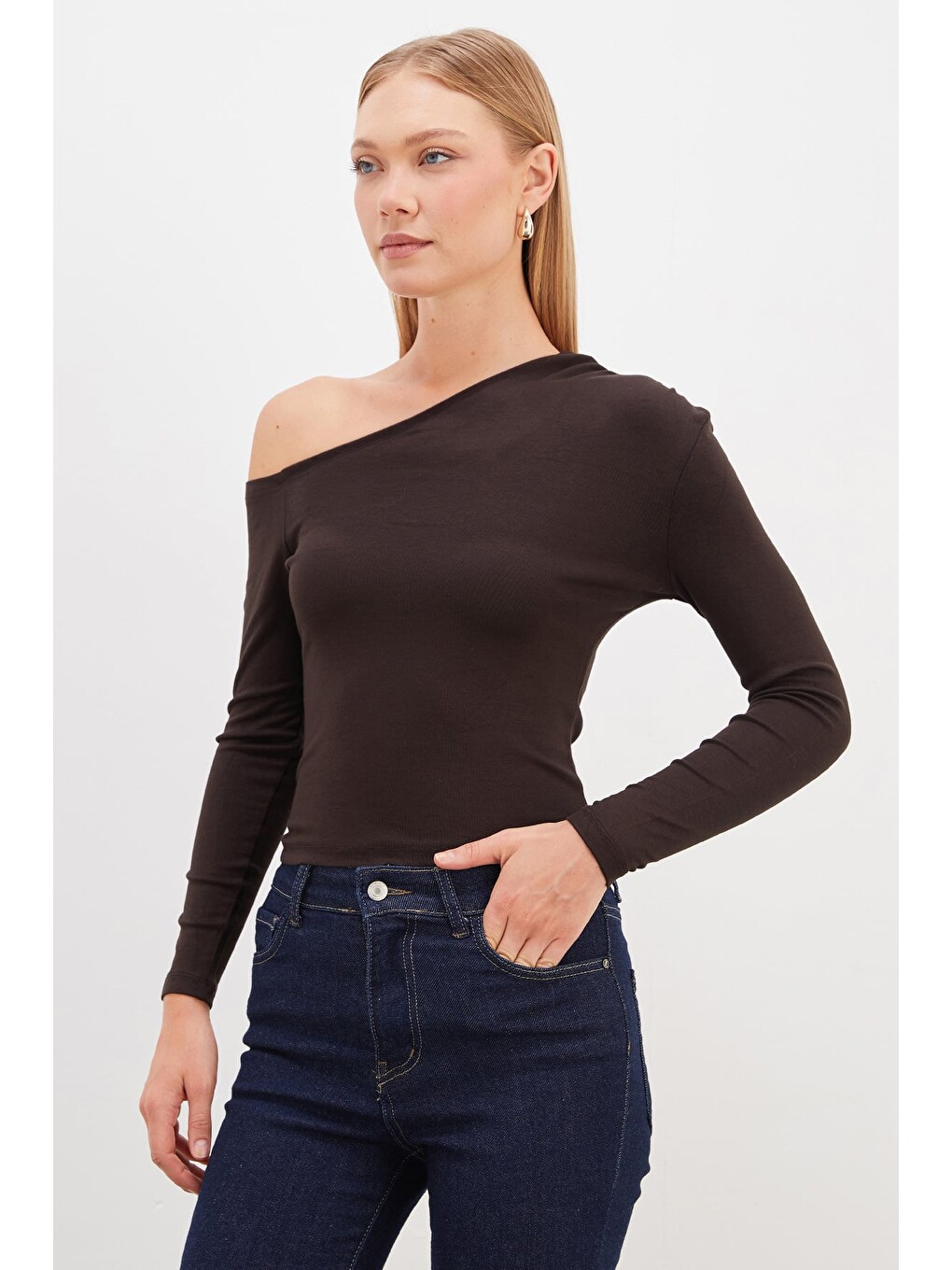 Kahverengi Asimetrik Yaka Omzu Açık Slim Fit Bluz-2