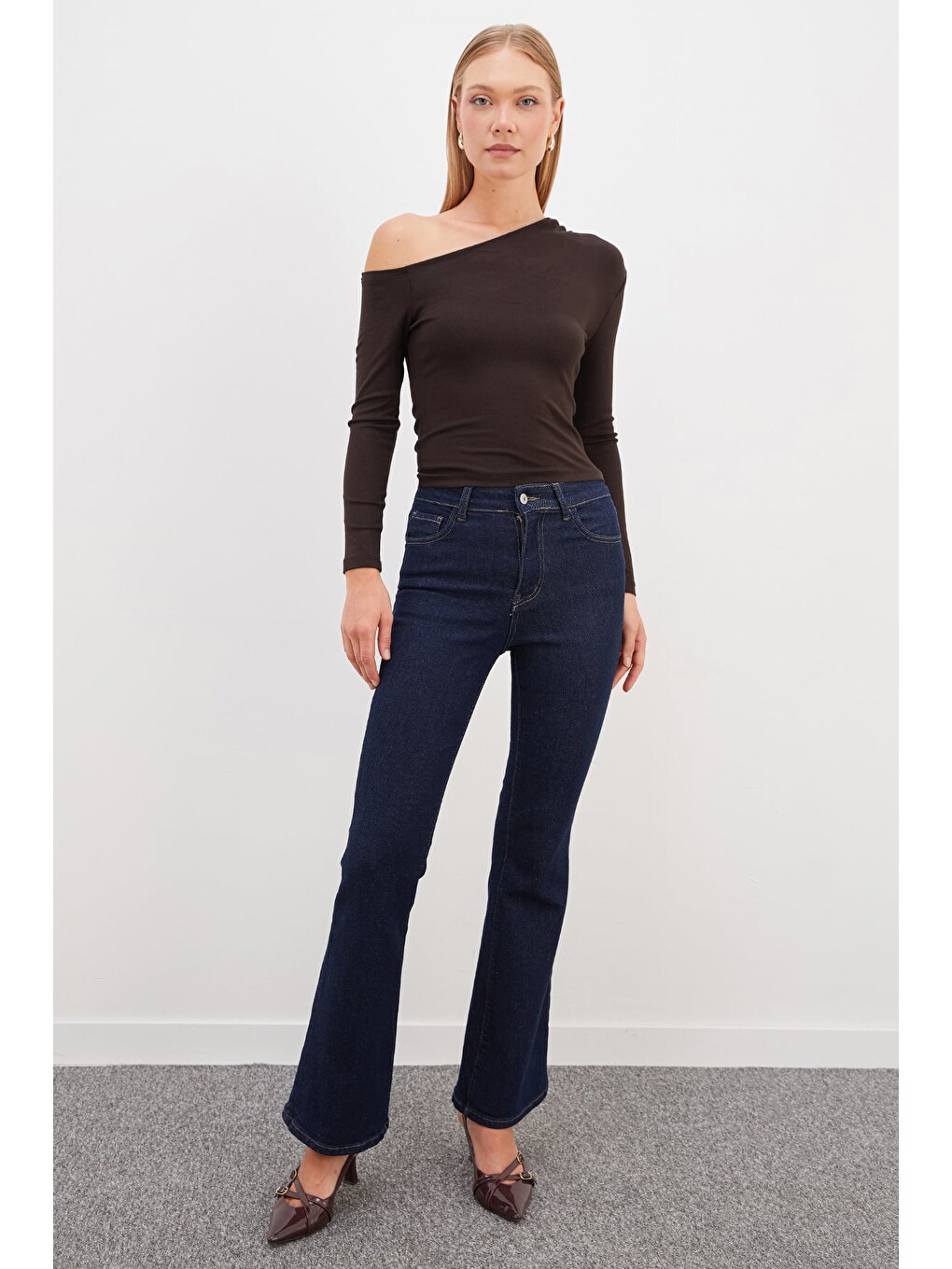 Kahverengi Asimetrik Yaka Omzu Açık Slim Fit Bluz-3