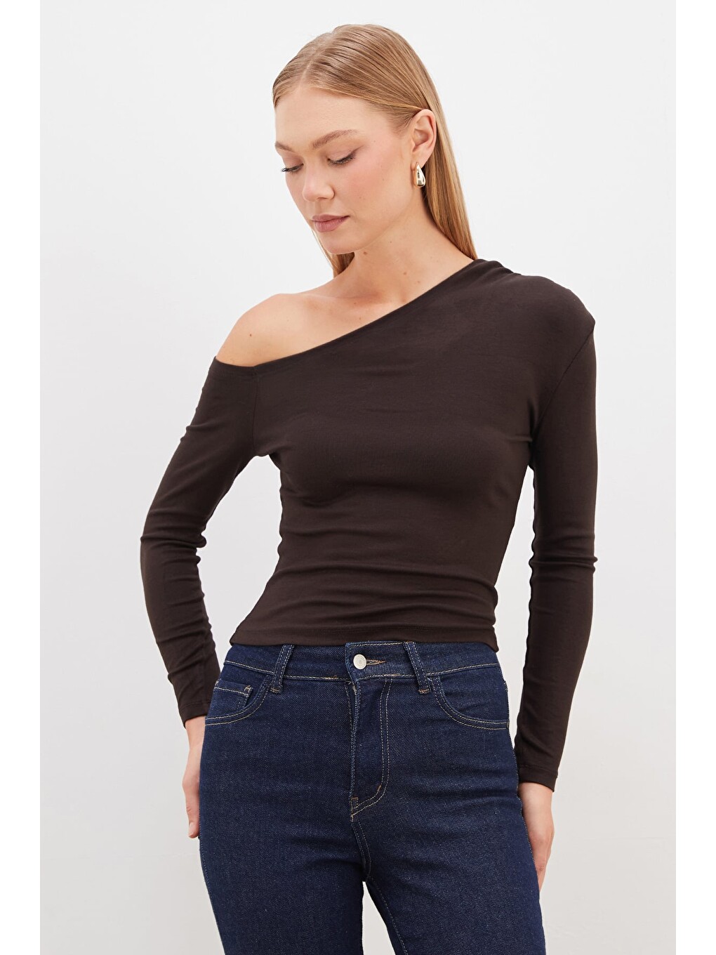 Kahverengi Asimetrik Yaka Omzu Açık Slim Fit Bluz-4