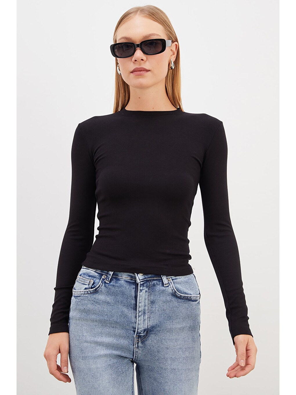 Siyah Basic Bisiklet Yaka Slim Fit Crop Bluz-1