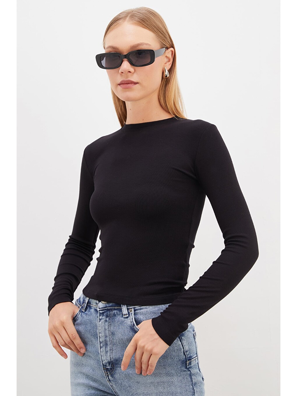 Siyah Basic Bisiklet Yaka Slim Fit Crop Bluz-3