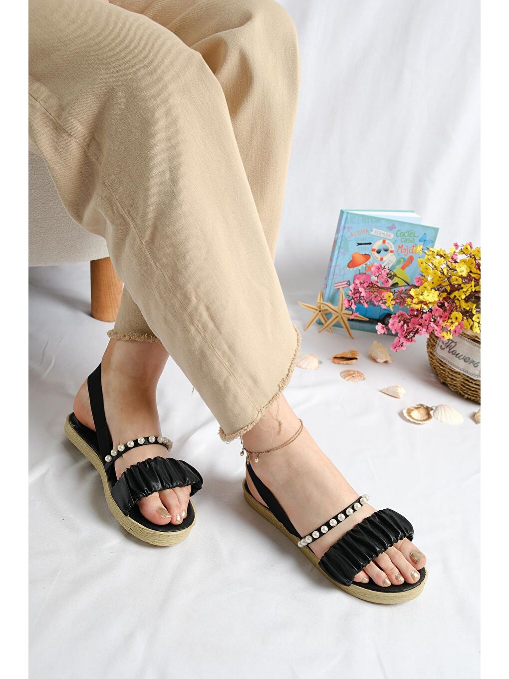 Siyah Aly İncili Büzgü Detaylı Kadın Sandalet