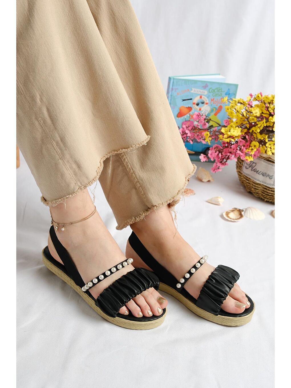 Siyah Aly İncili Büzgü Detaylı Kadın Sandalet-1