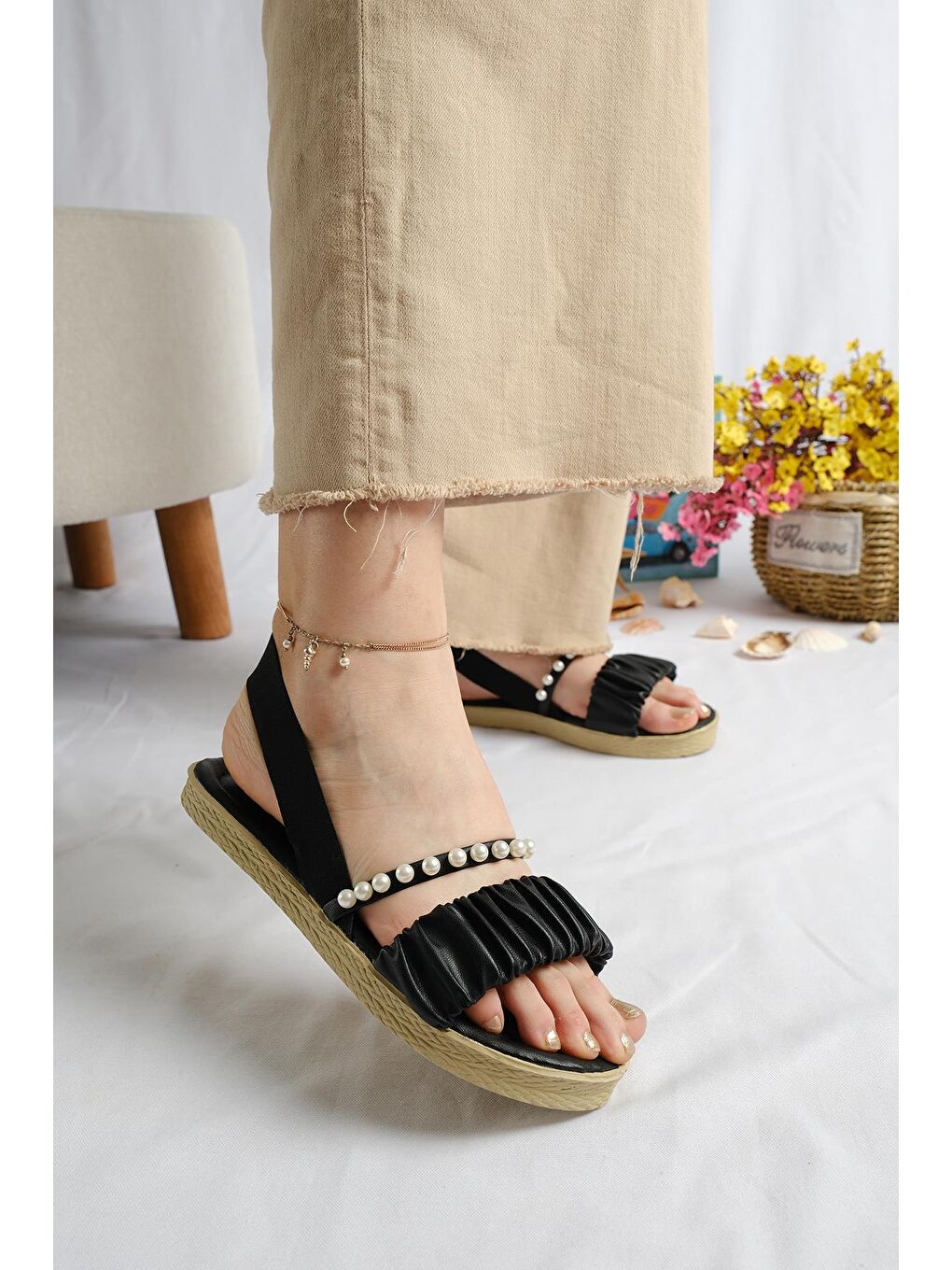 Siyah Aly İncili Büzgü Detaylı Kadın Sandalet-2