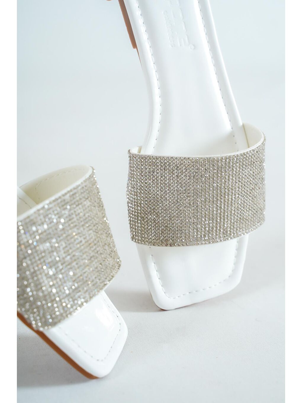 Beyaz Taşlı Tek Bantlı Düz Topuk  Kapitoneli Kadın Terlik-2