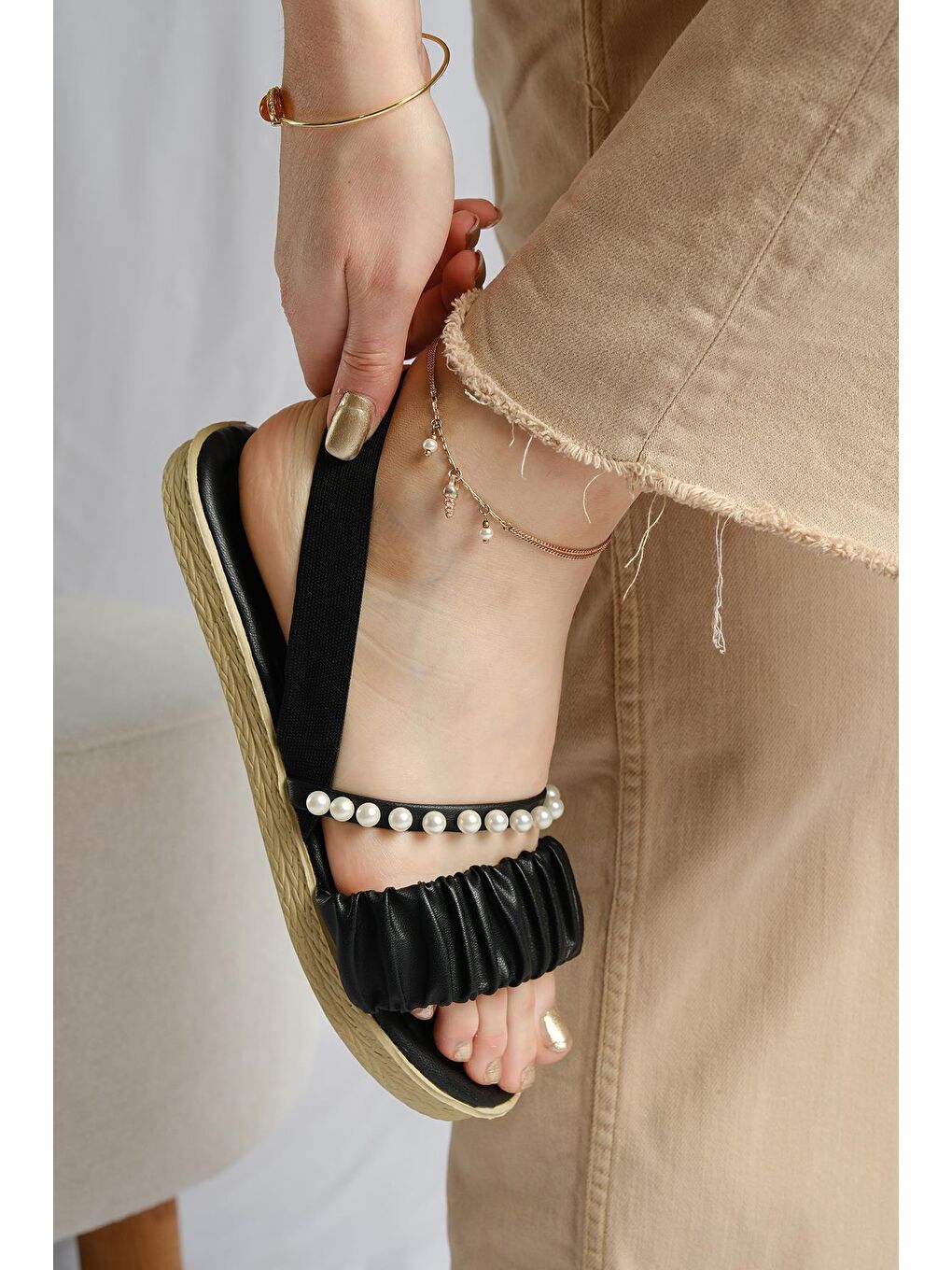 Siyah Aly İncili Büzgü Detaylı Kadın Sandalet-3