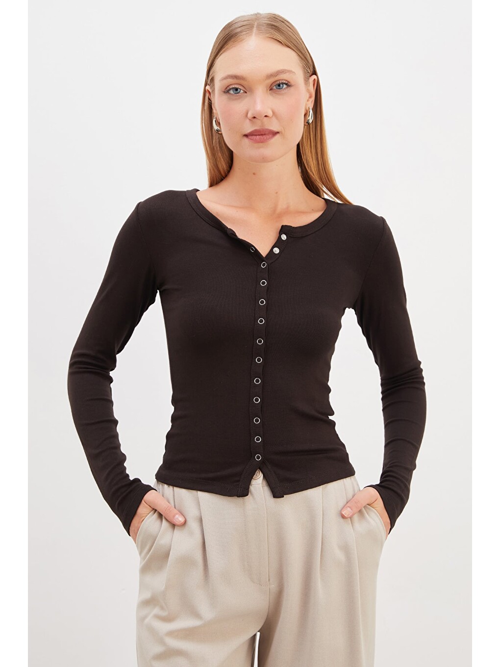 Kahverengi Önü Çıtçıtlı Ribanalı Slim Fit Bluz-1
