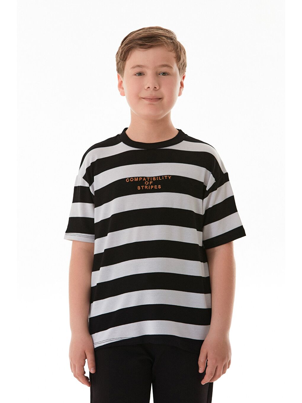 Siyah Çizgili Yazı Nakışlı Erkek Çocuk Tişört