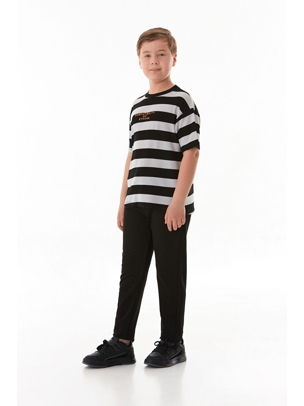 Siyah Çizgili Yazı Nakışlı Erkek Çocuk Tişört-1