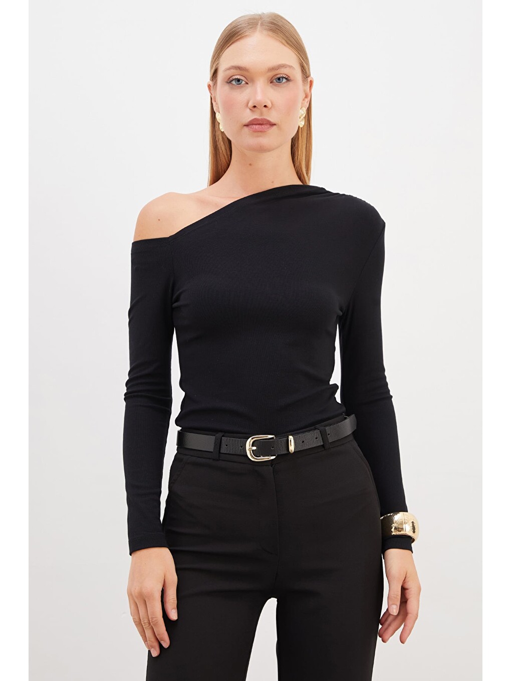 Siyah Asimetrik Yaka Omzu Açık Slim Fit Bluz-1