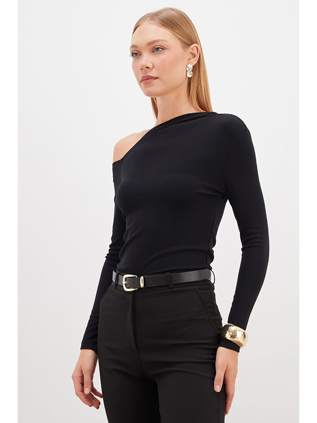 Siyah Asimetrik Yaka Omzu Açık Slim Fit Bluz-2