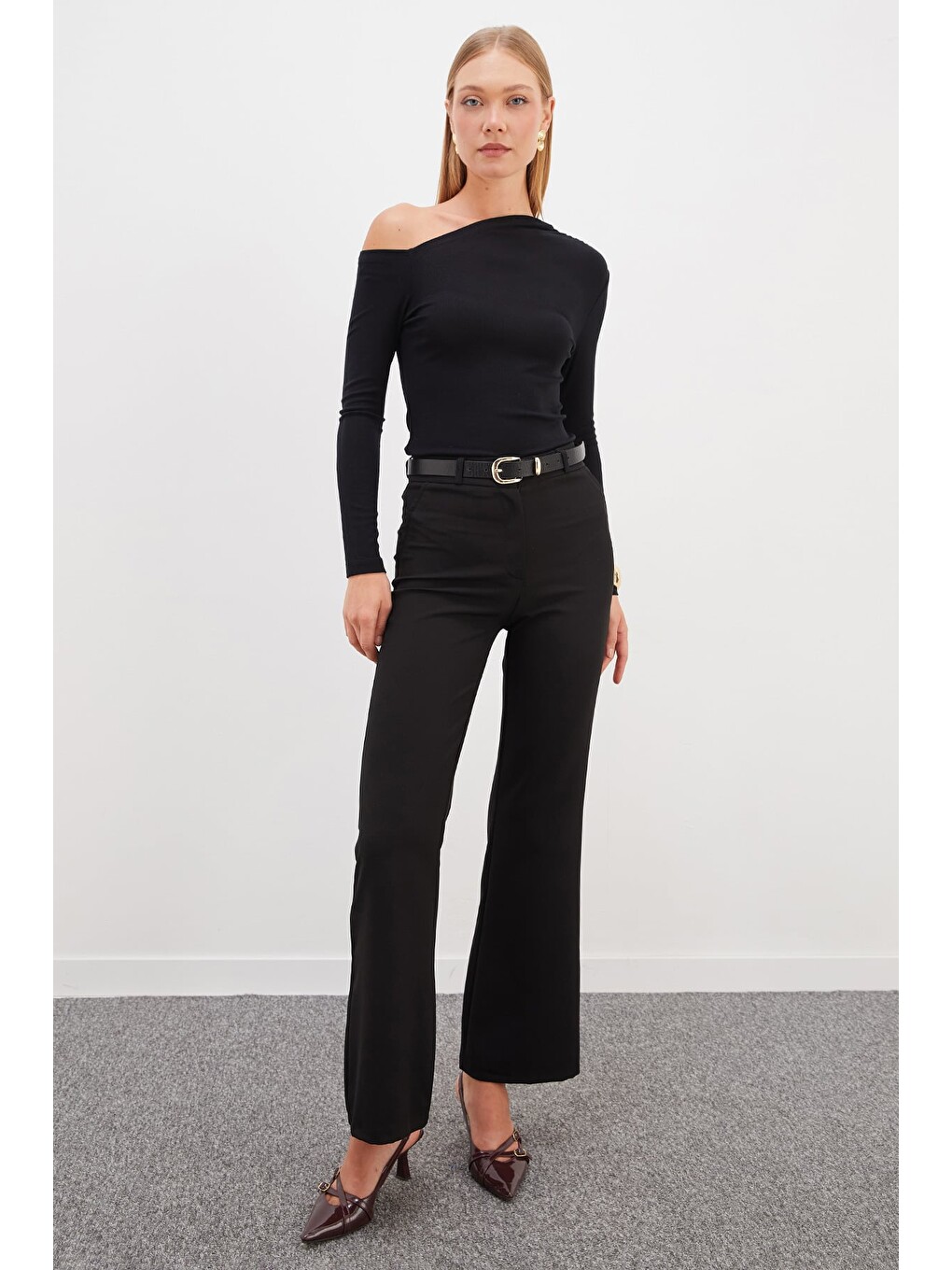 Siyah Asimetrik Yaka Omzu Açık Slim Fit Bluz-3