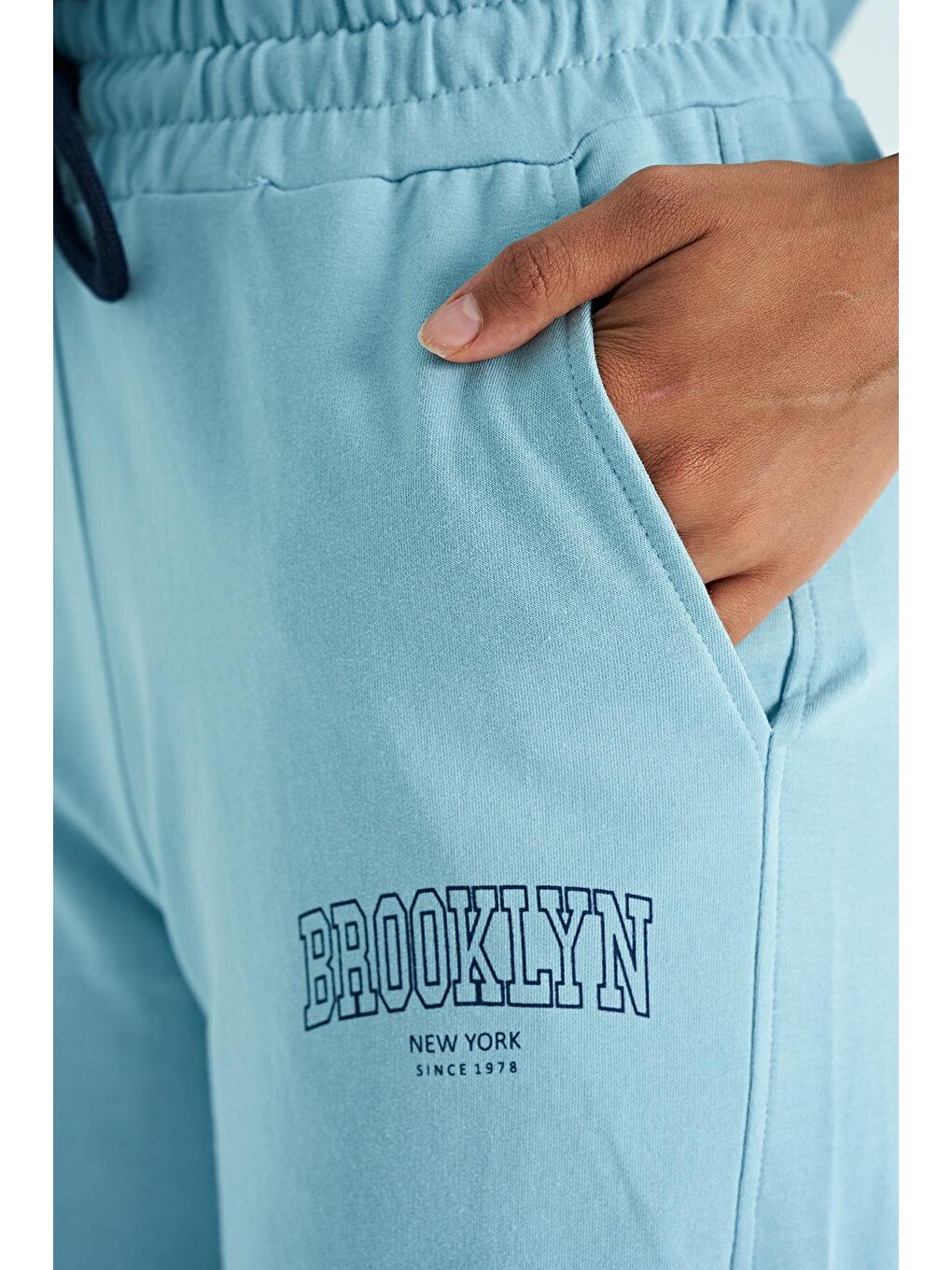 Açık Mavi Baskı Detaylı Düşük Omuzlu Truvakar Kol Basıc Oversize Kadın Eşofman Takım - 02107-4