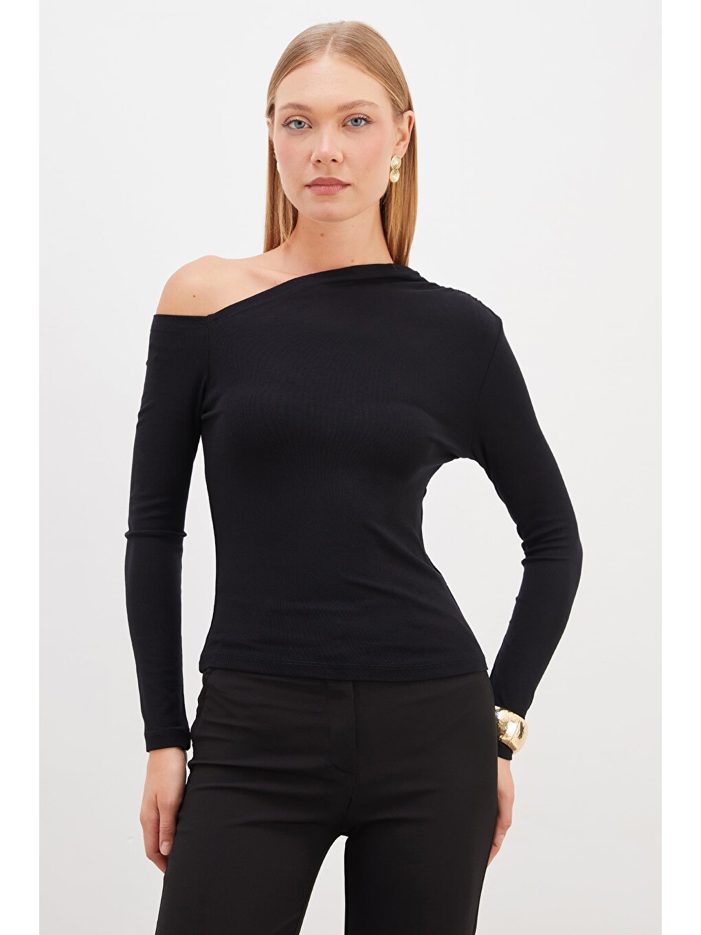 Siyah Asimetrik Yaka Omzu Açık Slim Fit Bluz-4