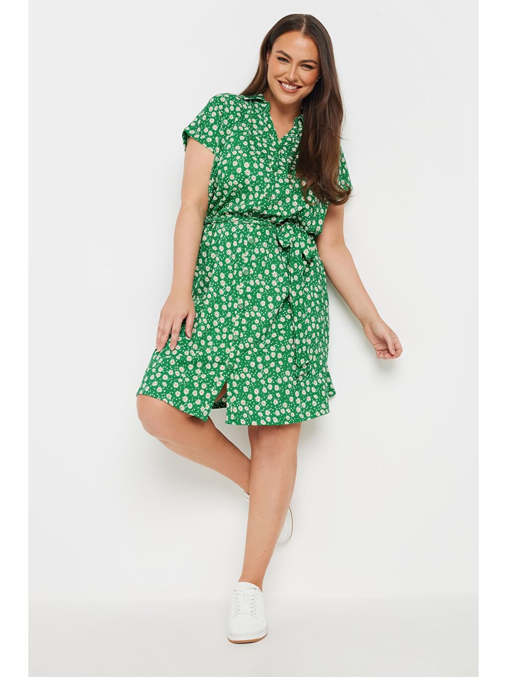 Yeşil Büyük Beden Polo Yaka Kısa Kollu Çiçek Desenli Düğme Detaylı Kuşaklı Elbise 303328