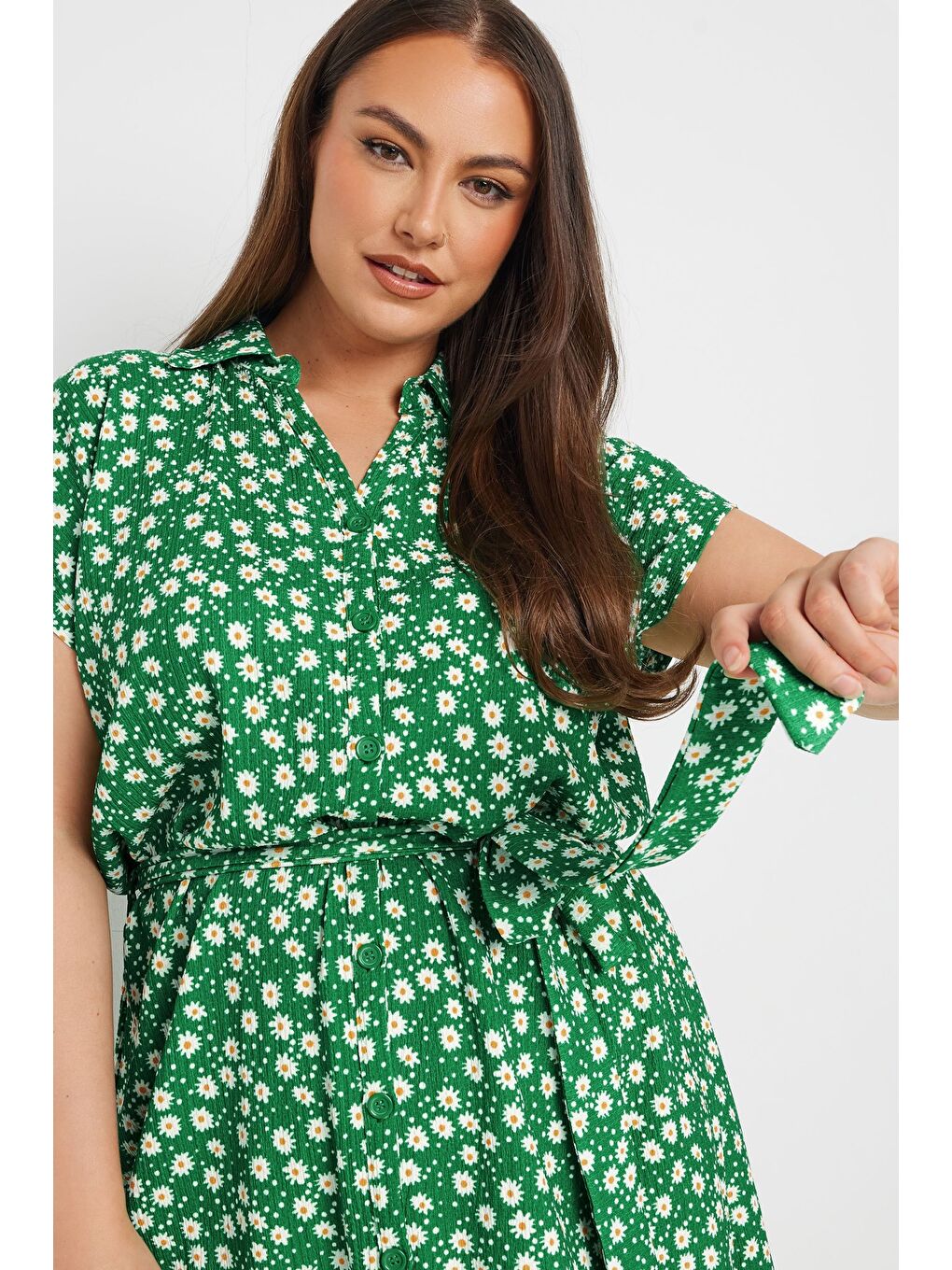 Yeşil Büyük Beden Polo Yaka Kısa Kollu Çiçek Desenli Düğme Detaylı Kuşaklı Elbise 303328-3