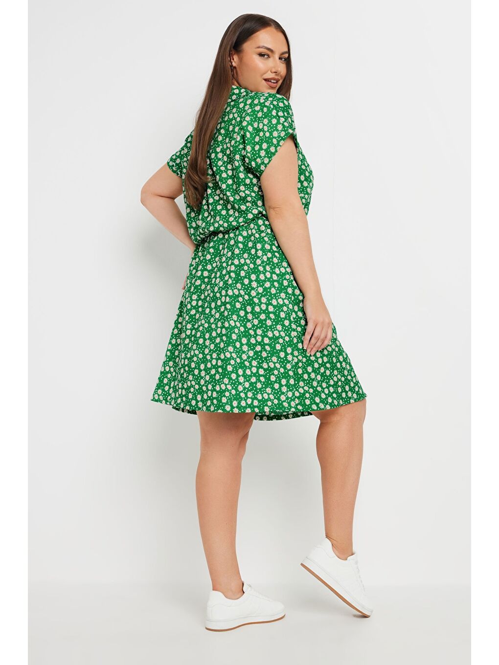 Yeşil Büyük Beden Polo Yaka Kısa Kollu Çiçek Desenli Düğme Detaylı Kuşaklı Elbise 303328-4