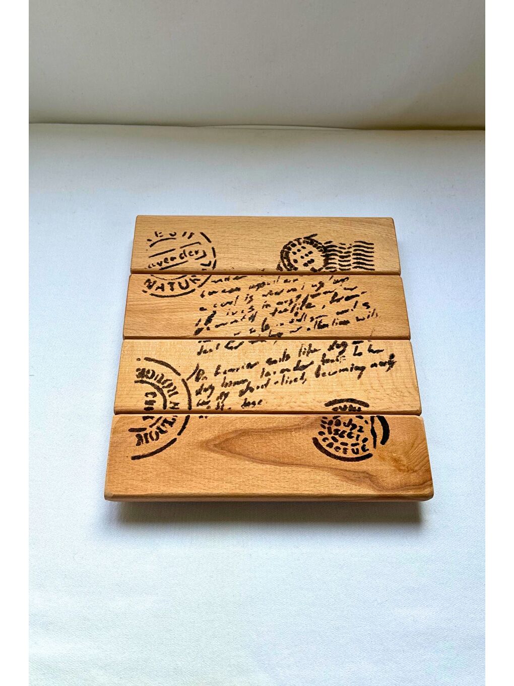 Bag The Joy Kahverengi KimAtölye_Dekoratif Ham 1. Sınıf Masif Ahşap – Mektup Desenli El Yapımı Sunum Altlığı, Nihale - 1