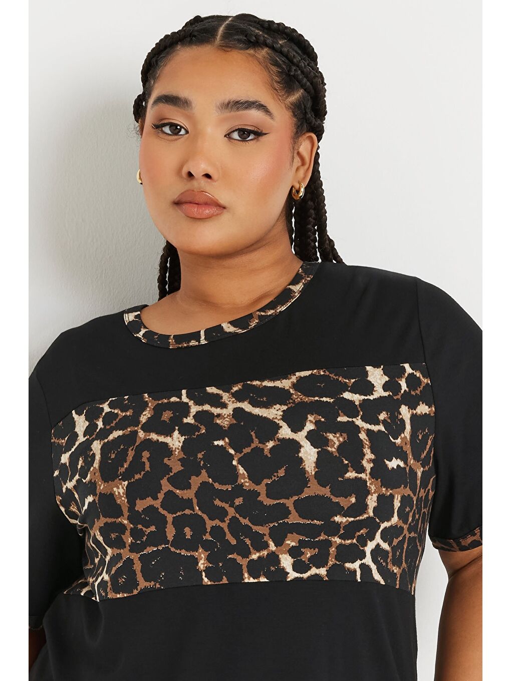 Siyah Büyük Beden Kısa Kollu Bisiklet Yaka Leopar Desenli T-shirt 303729-1