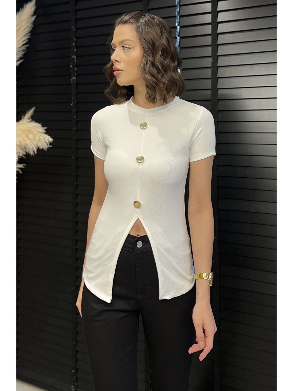 Beyaz Gold Düğme Detaylı Yırtmaçlı Ottoman Kumaş Tarz Bluz