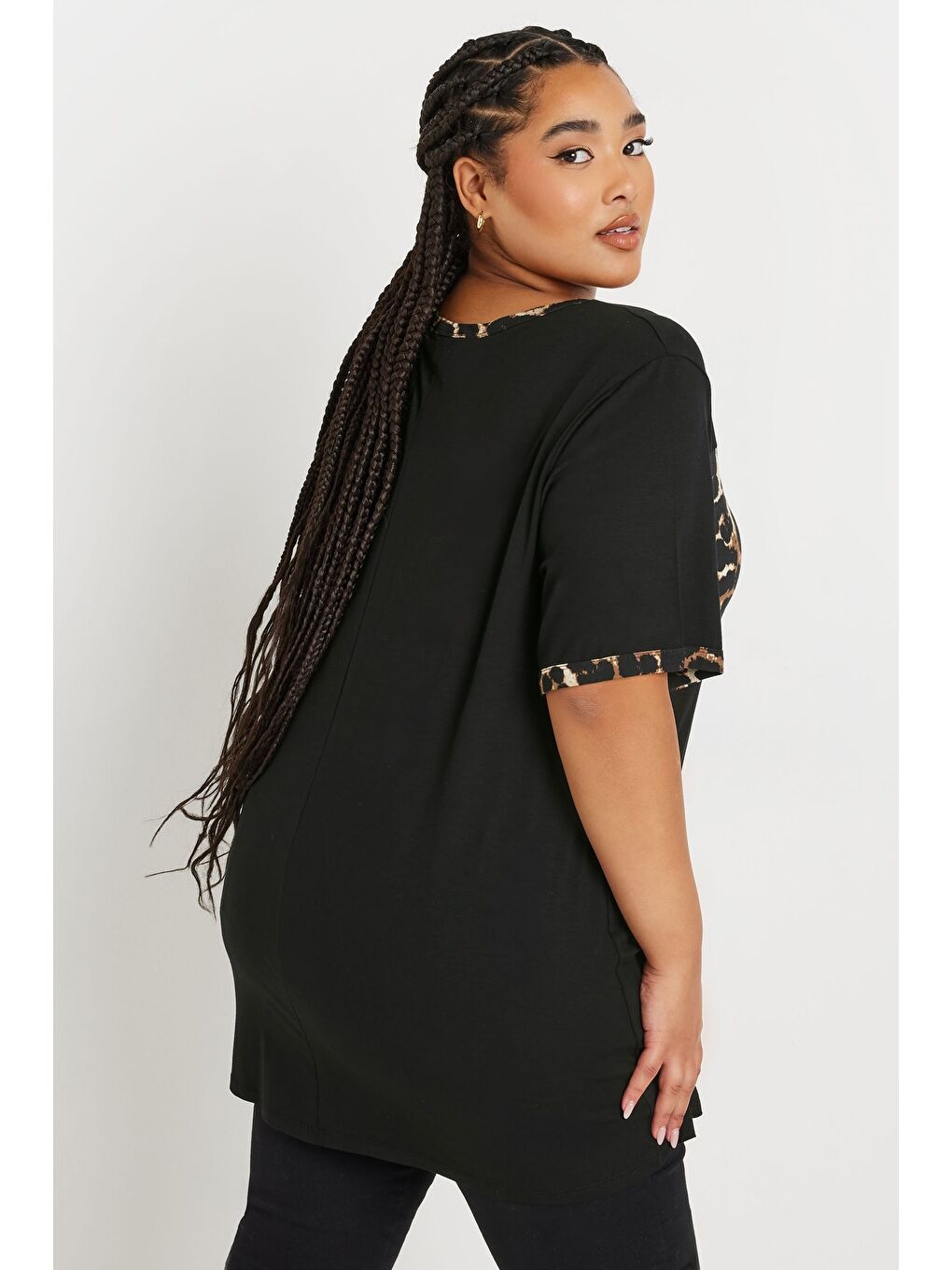 Siyah Büyük Beden Kısa Kollu Bisiklet Yaka Leopar Desenli T-shirt 303729-4