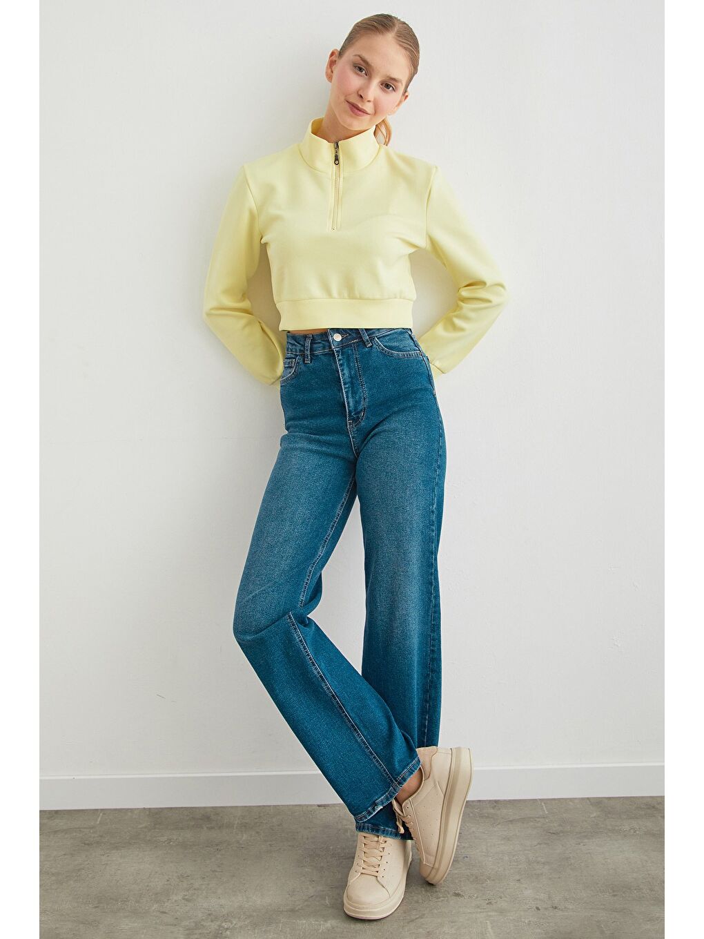 Sarı Yarım Fermuarlı Dik Yaka Crop Sweatshirt-2