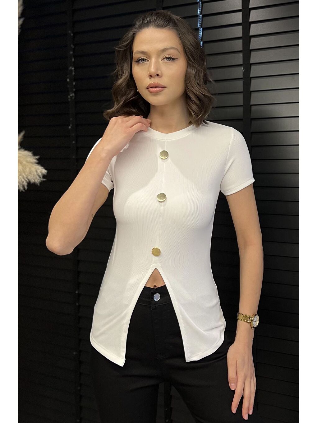 Beyaz Gold Düğme Detaylı Yırtmaçlı Ottoman Kumaş Tarz Bluz-1