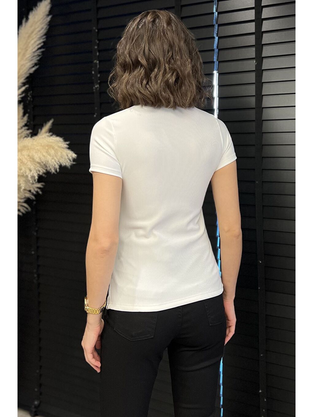 Beyaz Gold Düğme Detaylı Yırtmaçlı Ottoman Kumaş Tarz Bluz-2